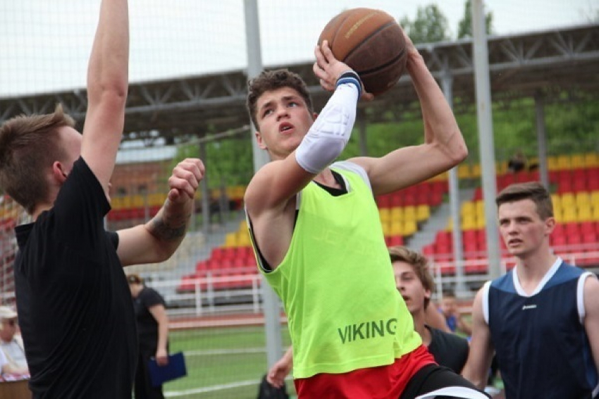 Борисоглебские спортсмены отметили День города турниром по уличному баскетболу