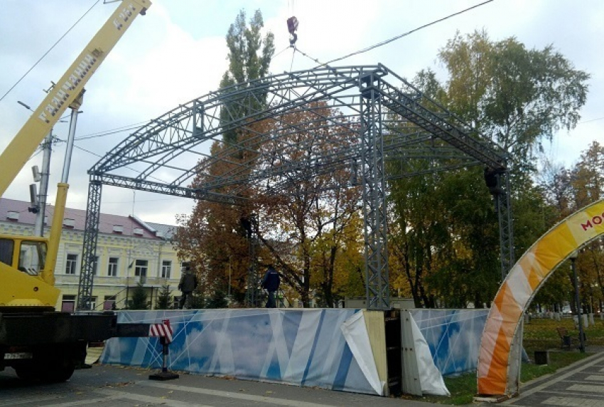 В Борисоглебске завершают монтаж новой центральной сцены