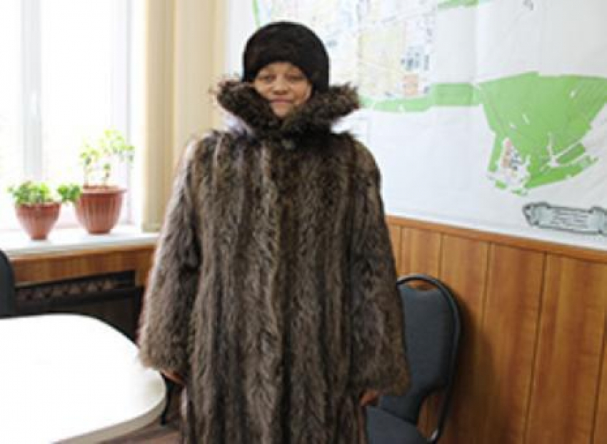 Борисоглебские «единороссы» помогли одеться к зиме одинокой пенсионерке 