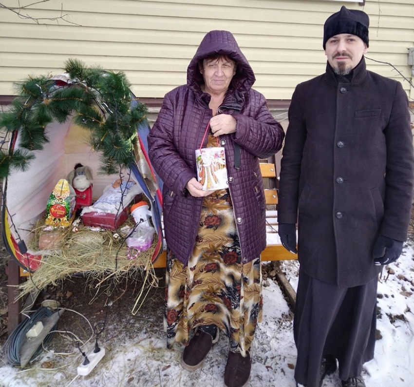 Священник Борисоглебской епархии  вручил подарки жителям, украсившим свои дома 
