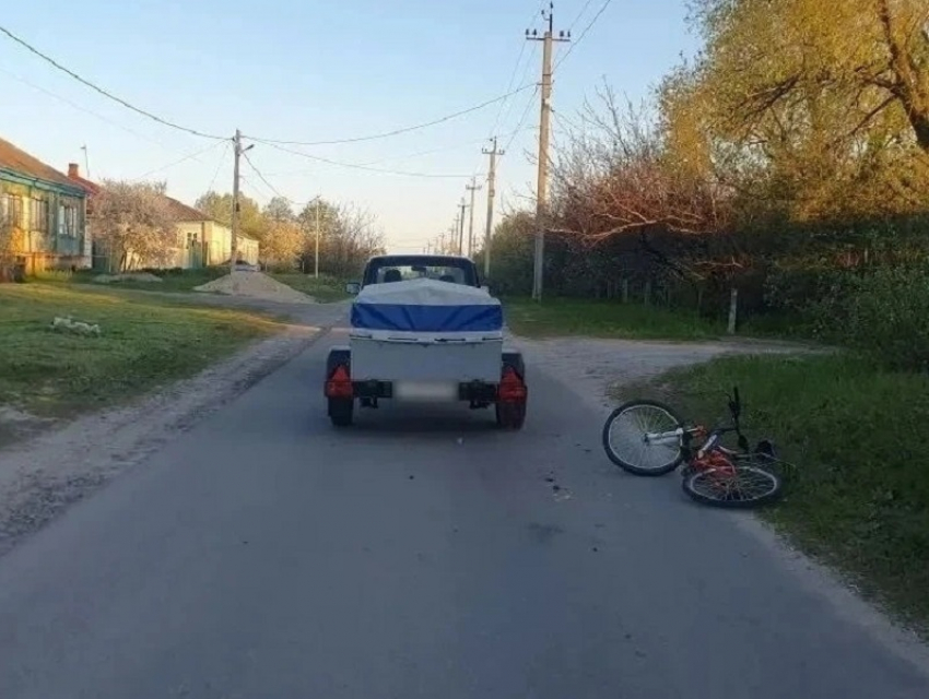 Восьмилетняя велосипедистка чуть не сбила автомобильный прицеп во время движения в Новохоперском районе