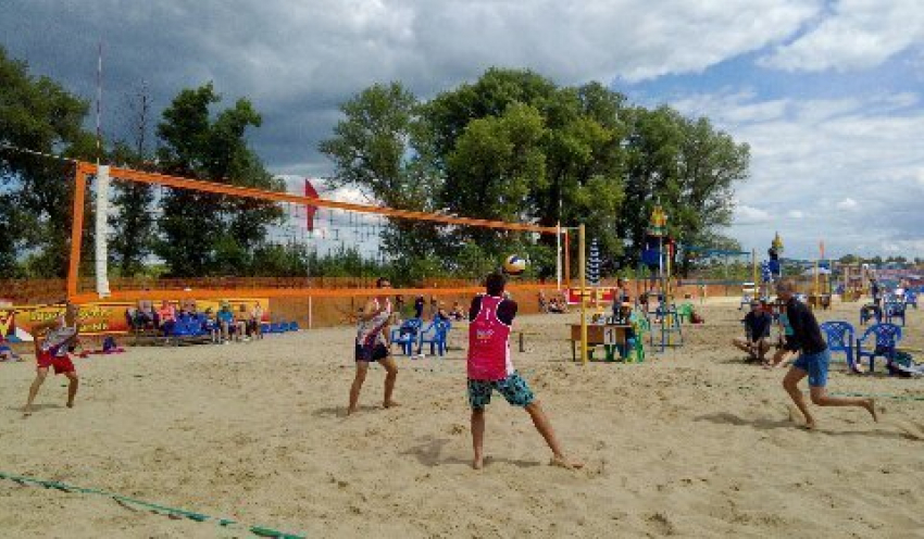 Игры турнира по пляжному волейболу в Борисоглебске подходят к концу.