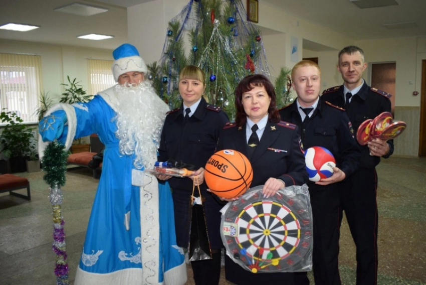 Полицейский Дед Мороз пришел в гости к борисоглебским ребятишкам