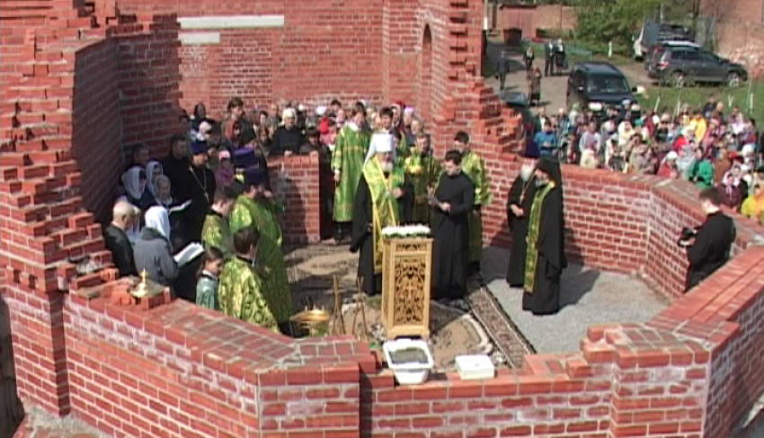 Митрополит Сергий освятил закладной камень на месте строительства нового  храма Борисоглебска