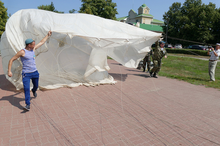 Десантники Борисоглебска развернули в центре города огромный парашют