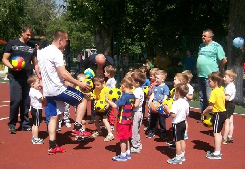 Борисоглебские дошколята и их родители приняли участие в «Дне футбола»