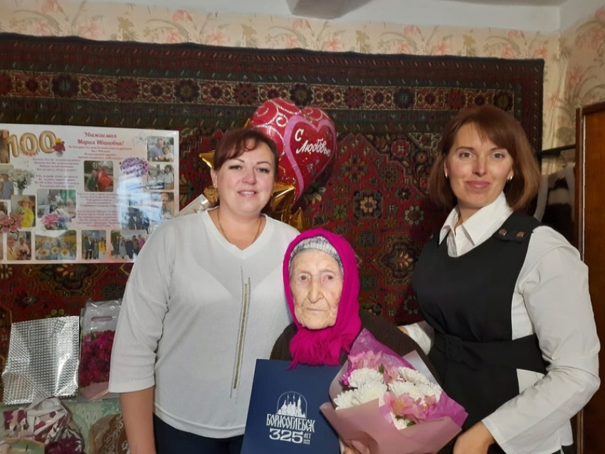Со 100-летием поздравили жительницу Борисоглебска представители администрации