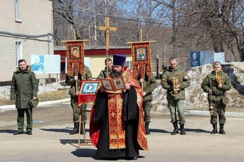 Военнослужащие из Воронежа-45 отметили Пасху праздничным молебном