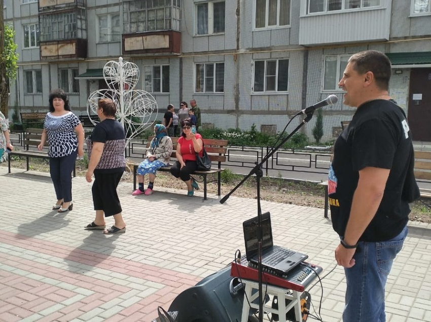 В Борисоглебске отметили День соседей дворовым концертом и душевными посиделками