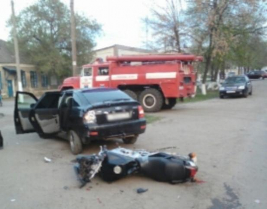 Мотоцикл и легковушка столкнулись в центре Борисоглебска