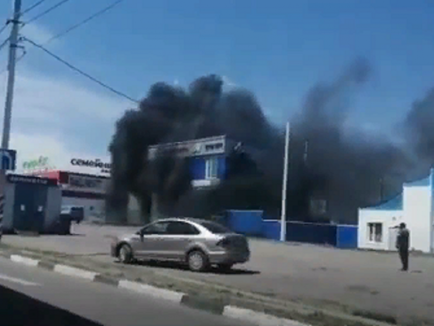 Горящую автомастерскую в Борисоглебске очевидцы сняли на фото и видео 