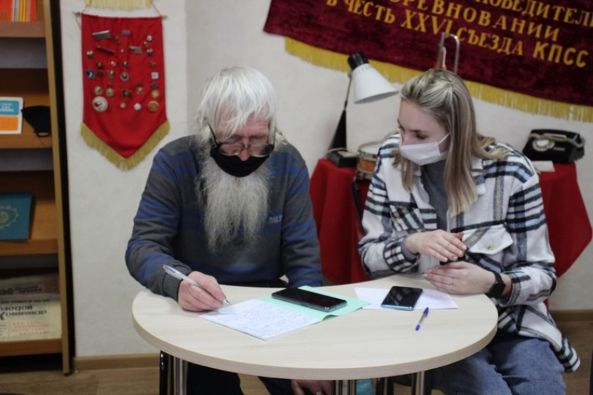 Дедушек и бабушек Борисоглебска учат обращаться с гаджетами