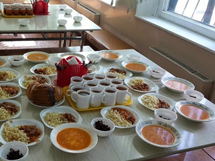 Российских учеников обяжут питаться только школьной едой