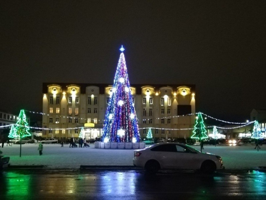 Стало известно, когда демонтируют главную новогоднюю ёлку в Борисоглебске