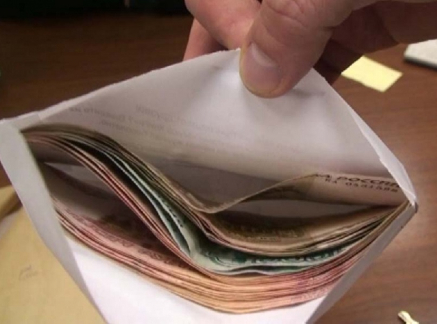 Попавшийся на повторном пьяном вождении грибановец попытался дать взятку сотруднице полиции