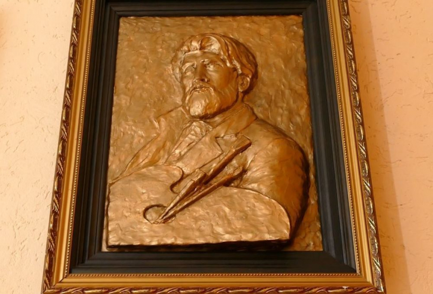 В Борисоглебской художественной школе открыли барельеф знаменитому земляку