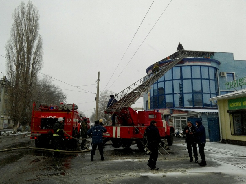 В Борисоглебске загорелась реклама на крыше крупного магазина