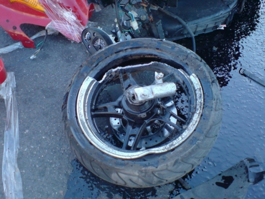 В Борисоглебске полицейские разыскивают свидетелей столкновения КАМАЗа и скутера