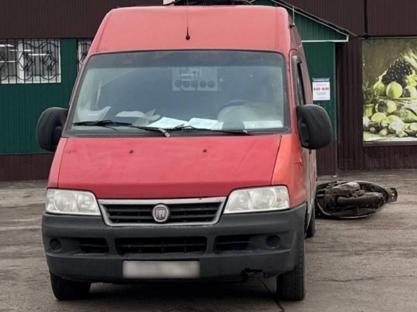 Грузовик, сдавая задом, сбил женщину на мопеде в Новохоперском районе