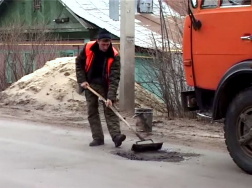 Коммунальные службы Борисоглебска начинают ямочный ремонт дорог