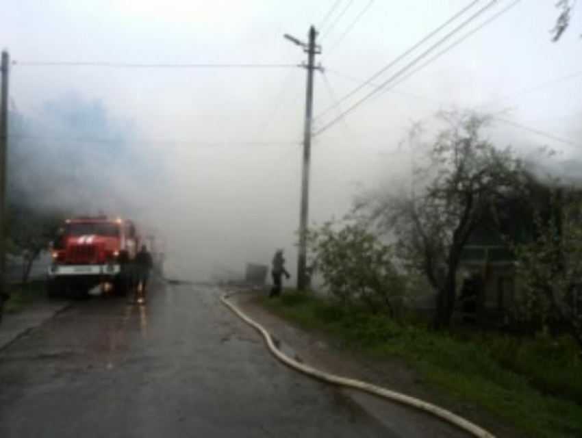 В Борисоглебске сгорел жилой дом, есть пострадавший