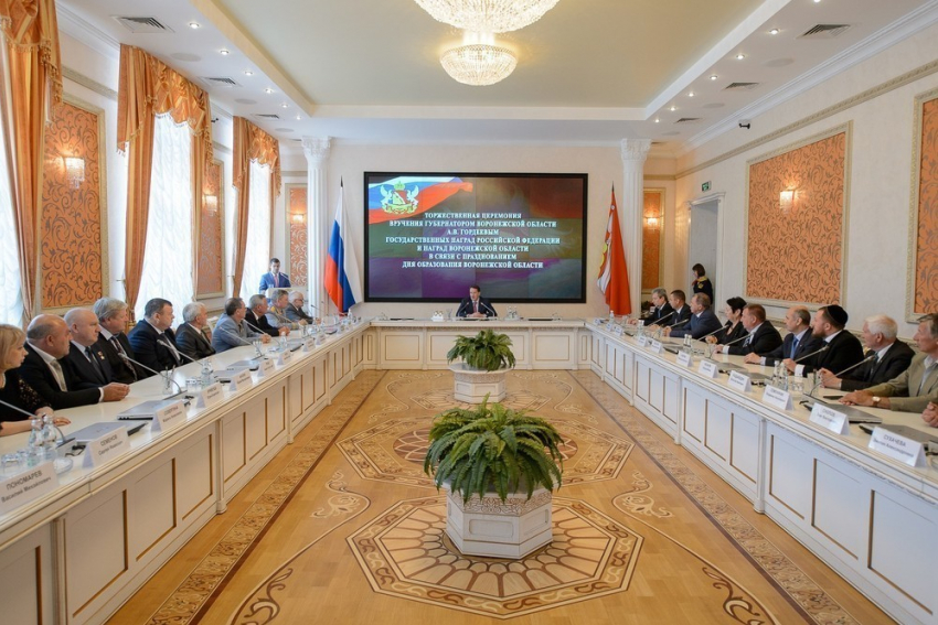 Губернатор Гордеев вручил почетный знак главе Борисоглебска