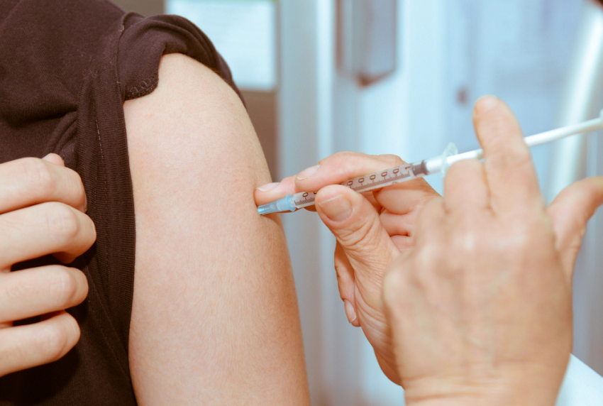  Проходя вакцинацию -  не забудь заполнить анкету и  подписать бланк согласия 