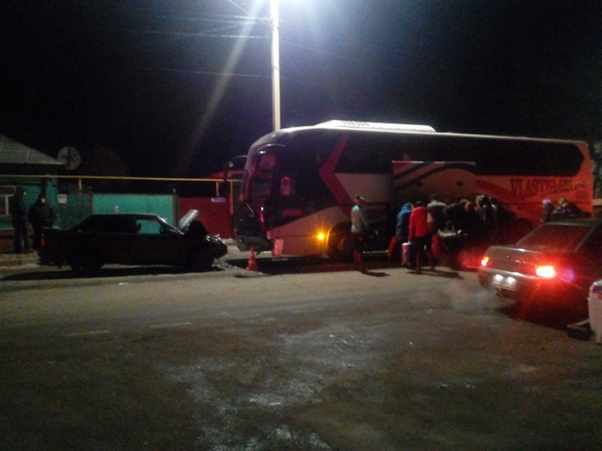 В Борисоглебске легковой автомобиль протаранил автобус