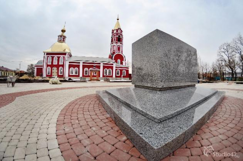 На Старособорной площади  Борисоглебска установили основание будущего памятника небесным покровителям города