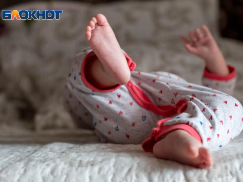 Стало известно о состоянии двухлетней девочки, пострадавшей при игре с отчимом в Новохоперске