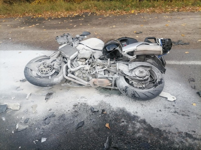 Мотоциклист врезался в грузовик с полуприцепом в Грибановском районе