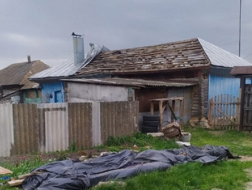 Ураган сорвал крышу на доме одинокой пенсионерки в Терновском районе