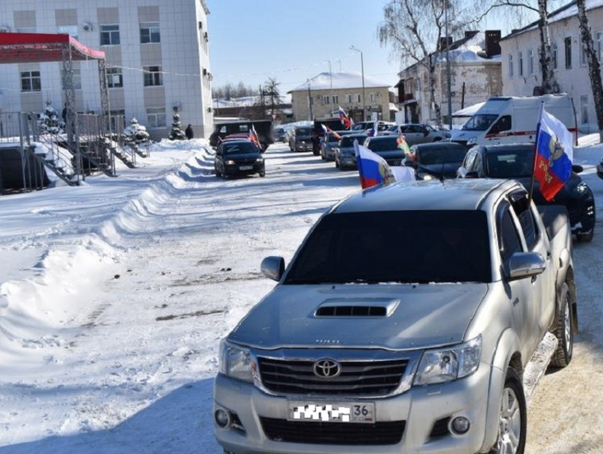 Массовым автопробегом поддержали российских военнослужащих в Поворинском районе
