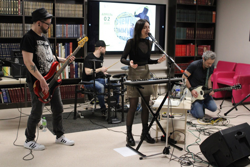 Борисоглебские рок-музыканты  провели музыкальный перформанс в центральной библиотеке