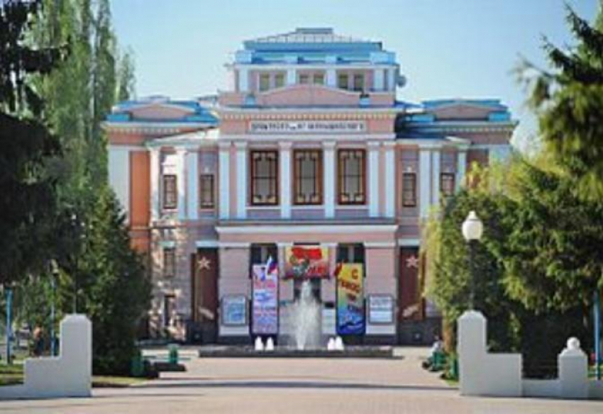 Борисоглебский драмтеатр закроет театральный сезон ярким попурри