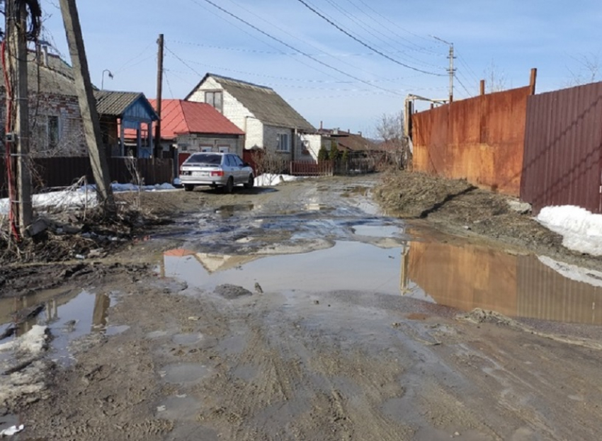 Пока администрация готовится красиво открыть благоустроенную набережную в Борисоглебске, соседние улицы утопают в грязи