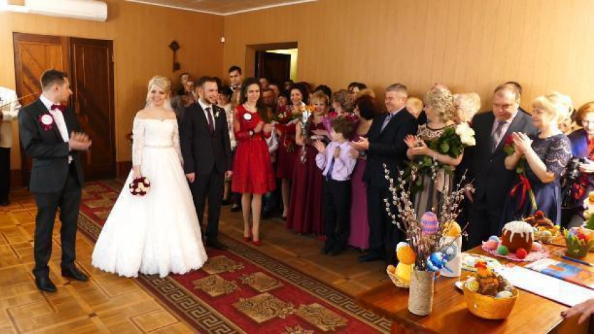 15 свадеб сыграли в Борисоглебске на Красную горку