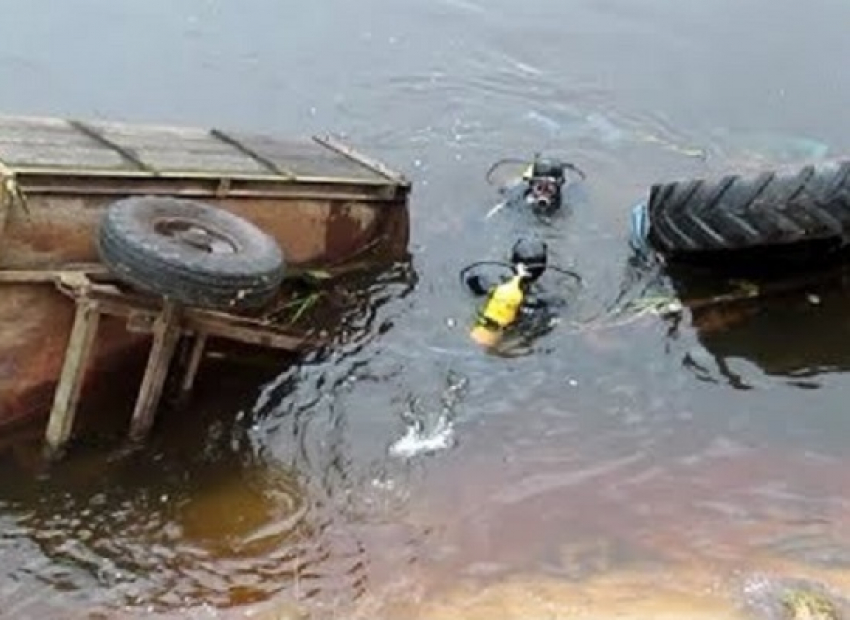В Грибановском районе трактор упал с моста в воду