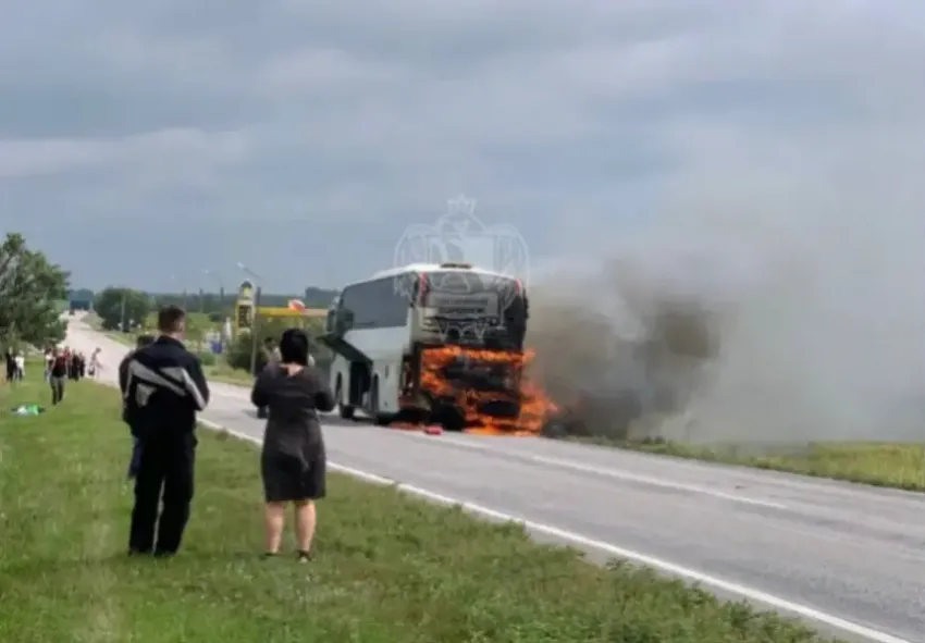 Пассажирский автобус загорелся на трассе в Новохоперском районе