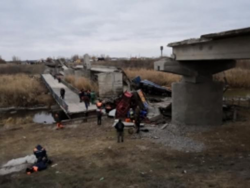 Автомобильный мост обрушился под машинами в Терновском районе