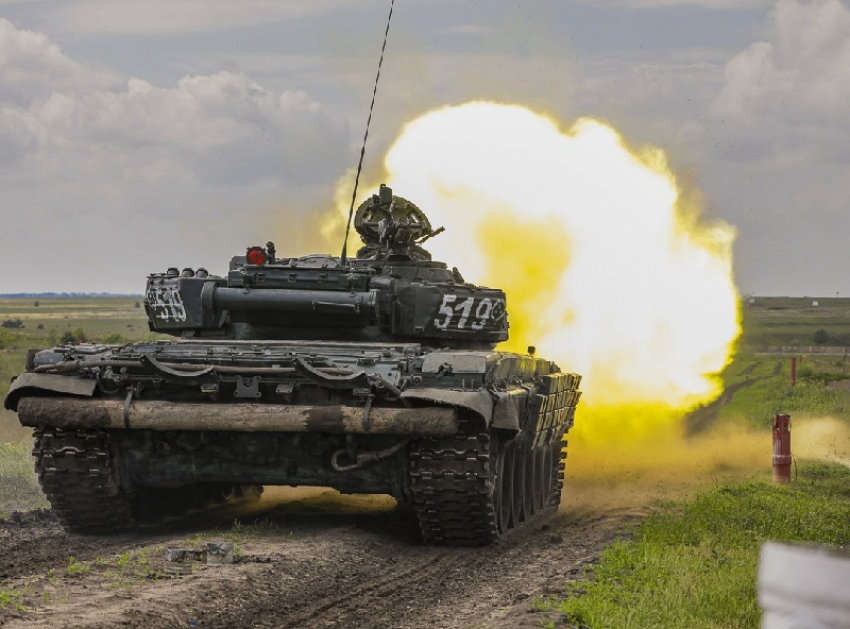 Эффектные кадры танковых учений в Воронежской области опубликовало Минобороны 
