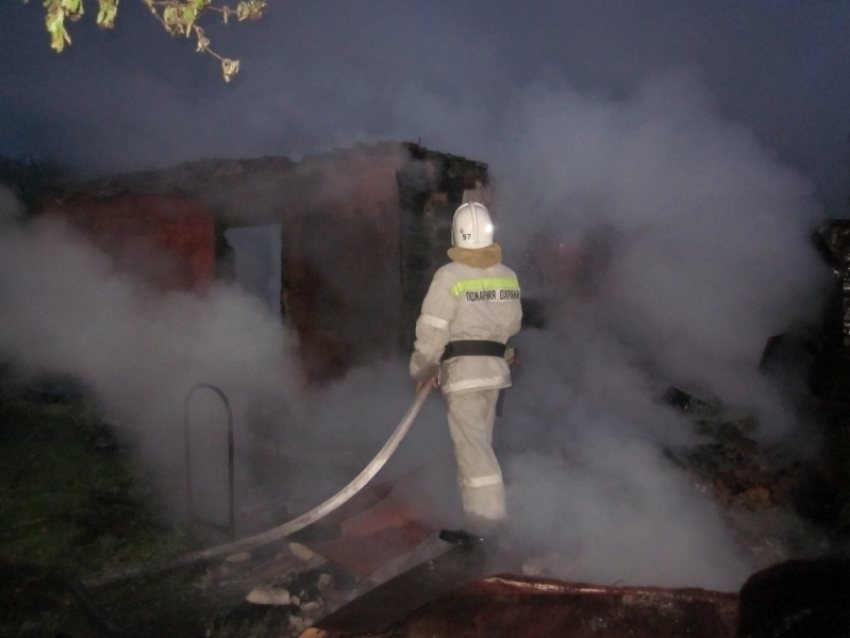 9 мая в Грибановке сгорел дом , есть пострадавший