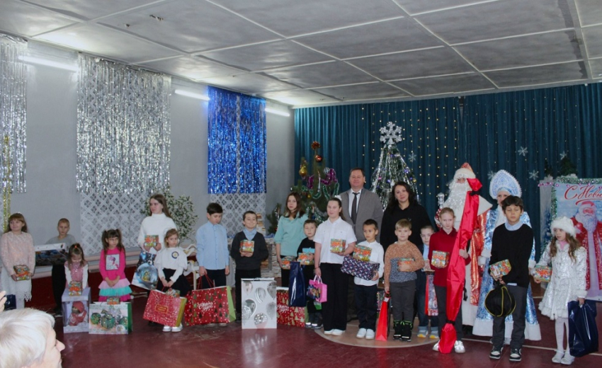 Мечты грибановских детей исполнили на «Елке желаний» депутаты Воронежской облДумы