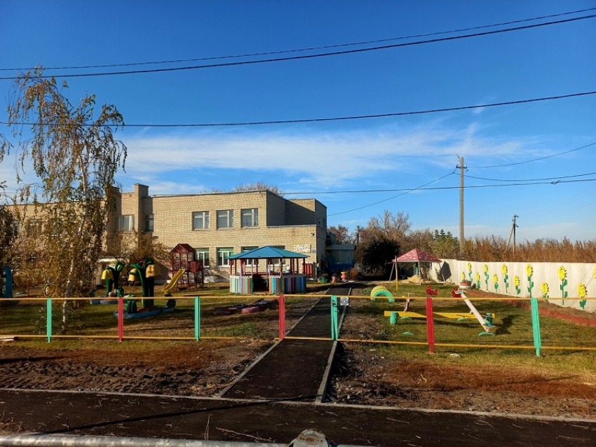 В центре села Макашевка под Борисоглебском появился асфальтированный тротуар