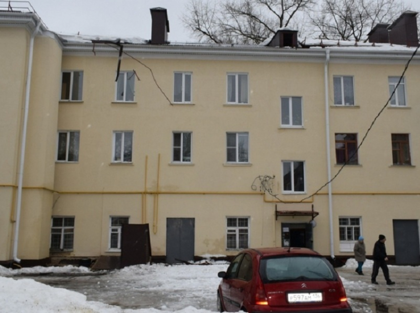 В центре Борисоглебска из-за неубранного снега от крыши дома отвалился снегозадержатель
