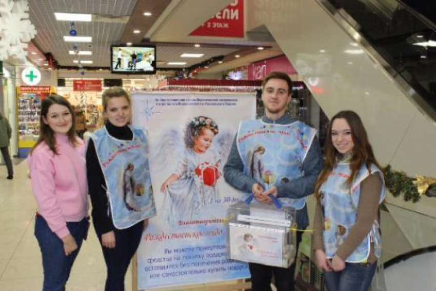 Почти 100 000 рублей собрали волонтеры акции «Рождественское чудо- детям» в торговых центрах Борисоглебска