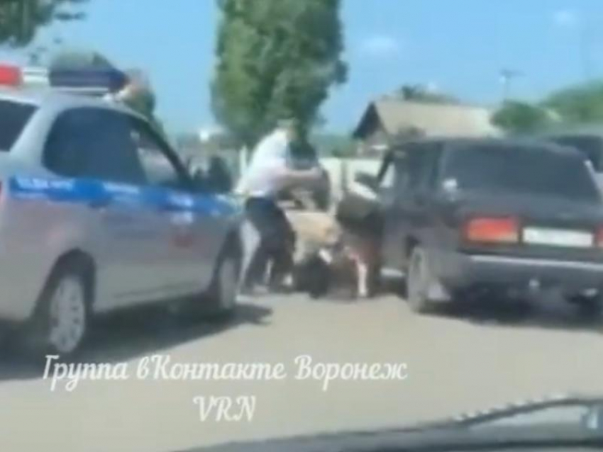 Нападение пьяного водителя и его пьяной пассажирки на полицейского попало на видео в Борисоглебске 