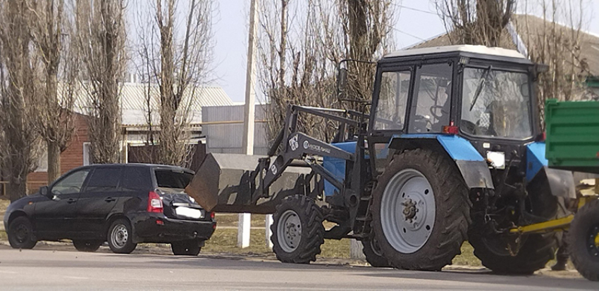 Необычное ДТП в Новохоперске: трактор въехал ковшом в «легковушку»