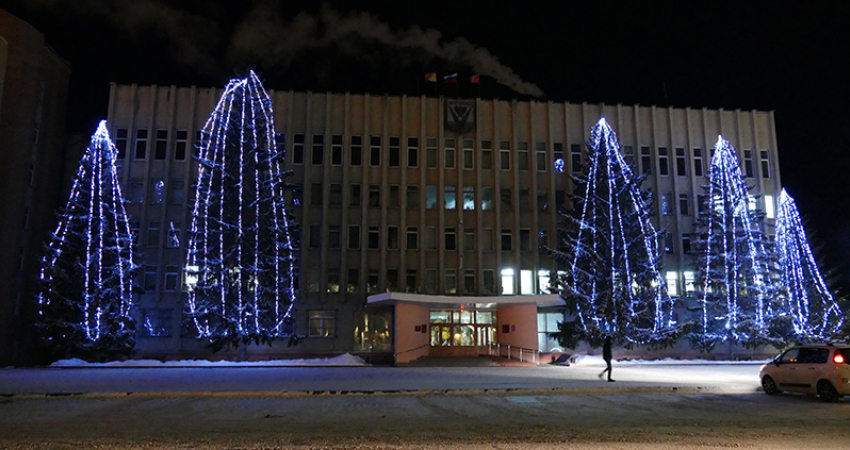 Здание администрации Борисоглебска украсили новогодними гирляндами