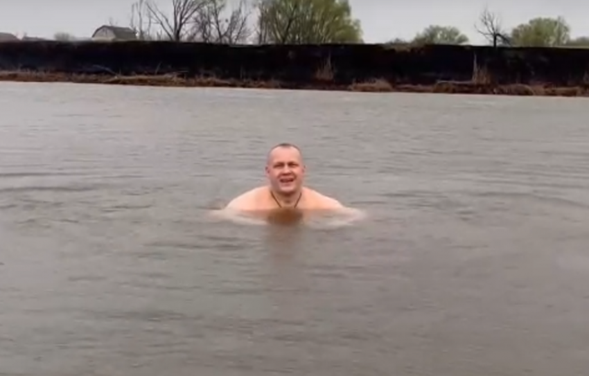  В Чистый четверг самый спортивный глава Воронежской области искупался в пруду